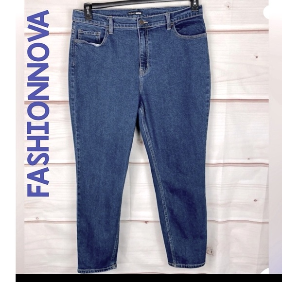 Fashion Nova Women’s Distressed Jeans. Plus SZ 1X (34) High Rise/Medium Wash EUC - Picture 1 of 10